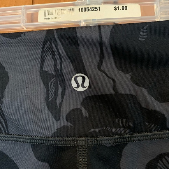 NWOT Black/Grey Cropped lululemon Leggings - Picture 4 of 4